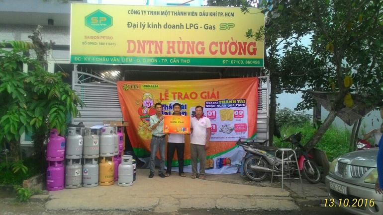 Trao giải trúng vàng cho Nguyễn Văn Y, Huyện Ô Môn, Cần Thơ - NPP Hùng Cường