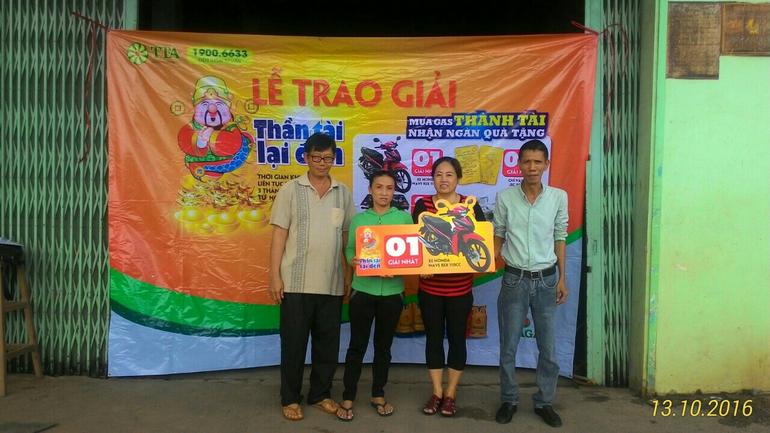 Trao giải trúng xe máy cho  Huỳnh Thị Pha La Em, Tp. Châu Đốc, Tỉnh An Giang - NPP Đức Quang